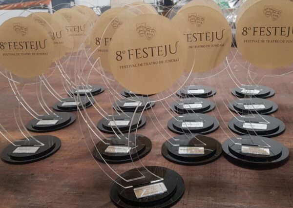 Troféus, medalhas e peças em acrílico